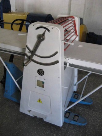 Тестораскаточная машина уменьшает ручной труд на операции по раскатыванию теста . . фото 4
