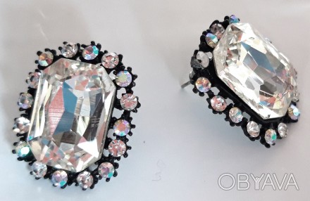 Красивые серьги-гвоздики, прямоугольной формы, украшены сияющим кристаллом. Разм. . фото 1