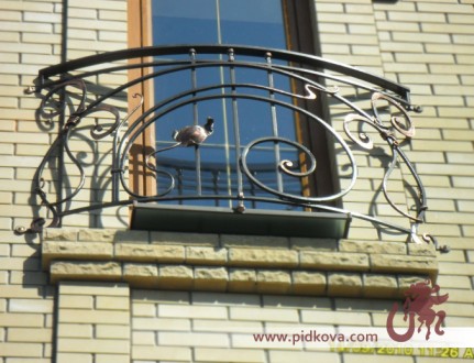 Кованые балконы в современных интерьерах отлично гармонируют с прочими материала. . фото 4
