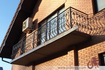 Кованые балконы в современных интерьерах отлично гармонируют с прочими материала. . фото 6