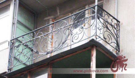Кованые балконы в современных интерьерах отлично гармонируют с прочими материала. . фото 7