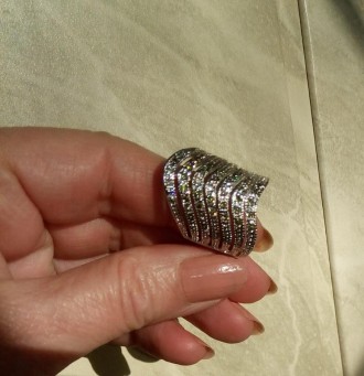 Очень красивое кольцо широкое,с  инкрустацией мелкими камешками камня перидот Ра. . фото 7