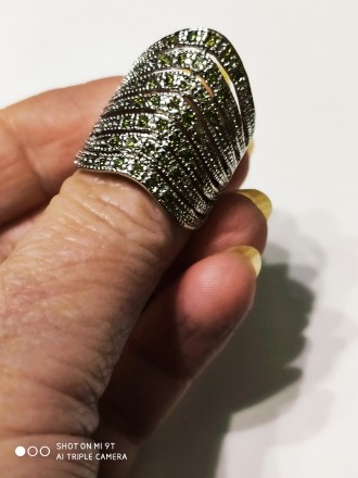 Очень красивое кольцо широкое,с  инкрустацией мелкими камешками камня перидот Ра. . фото 13