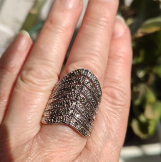 Очень красивое кольцо широкое,с  инкрустацией мелкими камешками камня перидот Ра. . фото 5