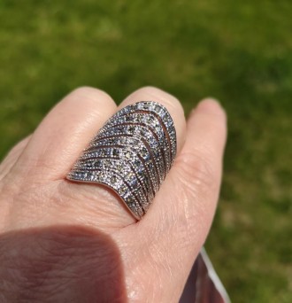 Очень красивое кольцо широкое,с  инкрустацией мелкими камешками камня перидот Ра. . фото 3