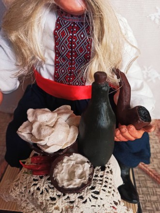Сувенирная кукла козак ручной работы. Высота около 35см. Закреплена на подставке. . фото 5