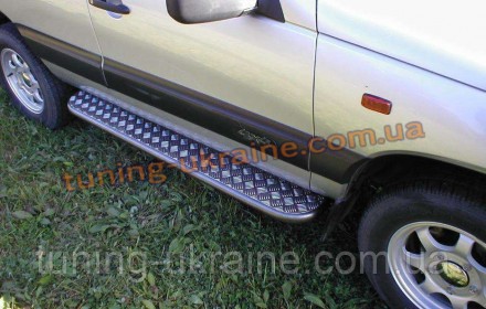 Боковые пороги на Chevrolet Niva представляют собой лист алюминиевый с крупной п. . фото 2