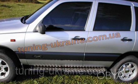 Боковые пороги на Chevrolet Niva представляют собой лист алюминиевый с крупной п. . фото 1