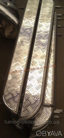 Боковые пороги крашеные труба (диаметр 42 мм) с листом на УАЗ 469, изготовлены и. . фото 1