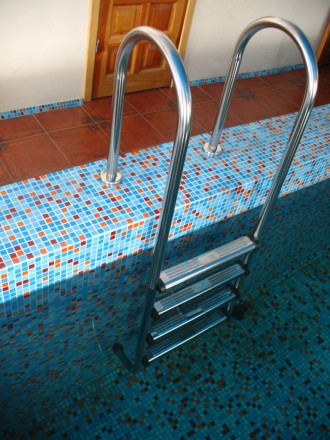 Лестницы для бассейнов разборные, выполнены из нержавеющей стали.
Лестницы для . . фото 7