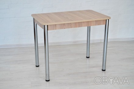 Изящный стол классического дизайна с хромированными металлическими ногами, котор. . фото 1