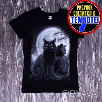 
Женская футболка с принтом "Два кота". Рисунок накапливает свет, после чего све. . фото 1