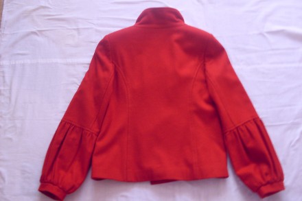 Пиджак- драповый,низ рукава фонариком,воротник стойкой,к низу слегка расклешенны. . фото 2