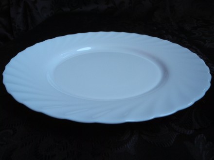 Тарелка мелкая "Аrcoroc" диаметром 25 см для подачи вторых блюд.

Белое стекло. . фото 2