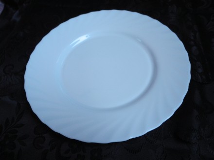 Тарелка мелкая "Аrcoroc" диаметром 25 см для подачи вторых блюд.

Белое стекло. . фото 4