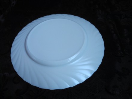 Тарелка мелкая "Аrcoroc" диаметром 25 см для подачи вторых блюд.

Белое стекло. . фото 5