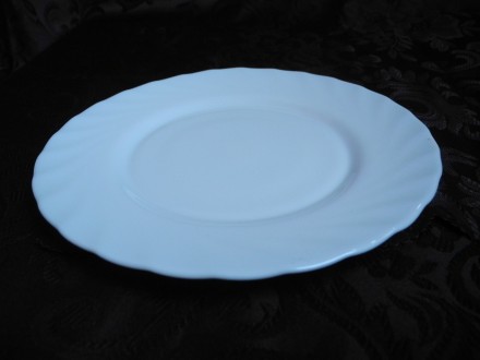 Тарелка мелкая "Аrcoroc" диаметром 19,5 см белое стекло

Состояние новой.

Ц. . фото 2