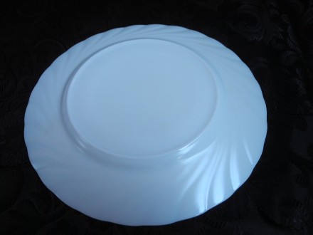 Тарелка мелкая "Аrcoroc" диаметром 19,5 см белое стекло

Состояние новой.

Ц. . фото 5