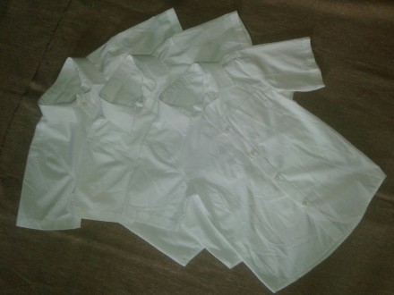 Б/у в идеальном сосстоянии белые с коротким х/б школьные рубашки на мальчика 6-8. . фото 2
