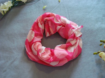 Красивый шарф из нежной легкой ткани.
Состав: 30% шелк, 70% хлопок.
Шарф не фо. . фото 3