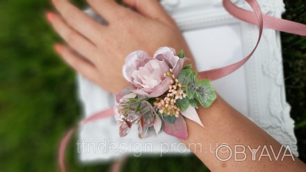Эта изысканная бутоньерка на руку для свидетельницы, выполненная в роскошной цве. . фото 1