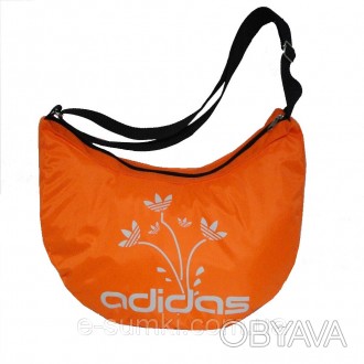 Спортивная женская сумка из непромокаемой ткани на внутренней подкладке. 
	Одно . . фото 1