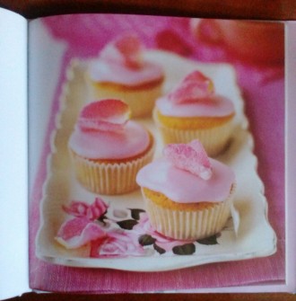 Книга на английском языке Cupcakes оригинальное издание Великобритании. Отпечата. . фото 4