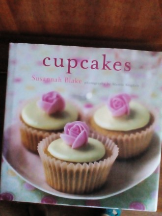 Книга на английском языке Cupcakes оригинальное издание Великобритании. Отпечата. . фото 2