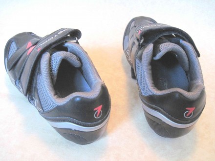 Вело туфли Astral, размер 37
страна производитель - Китай
эко кожа, текстиль с. . фото 3