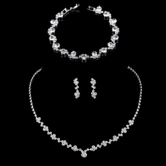 Материал ювелирный сплав
Вставка кристаллы
Ожерелье 50 см
Серьги 23*7 мм
Браслет. . фото 2