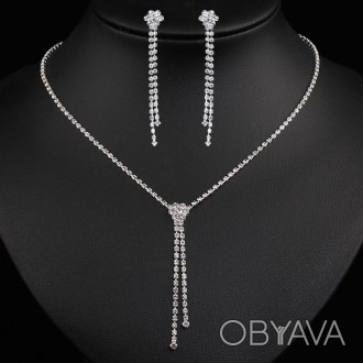 Материал ювелирный сплав
Вставка кристаллы
Ожерелье 50 см
Серьги 55*10 мм
 
 
 
. . фото 1