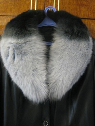 Продам кожаный плащ - куртка с натуральным мехом(писец).  Воротник, манжеты на р. . фото 2