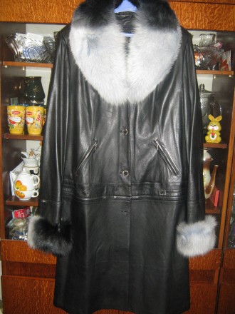 Продам кожаный плащ - куртка с натуральным мехом(писец).  Воротник, манжеты на р. . фото 3