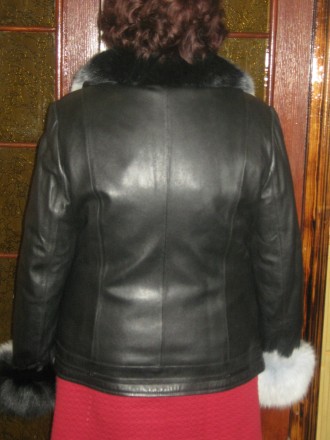 Продам кожаный плащ - куртка с натуральным мехом(писец).  Воротник, манжеты на р. . фото 6