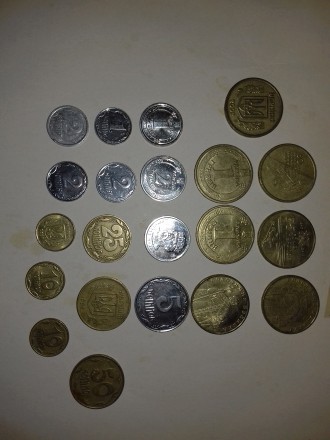 Есть монет 280 шт. + 80 шт. боле 360 шт. В основном советские монеты, есть и нем. . фото 8