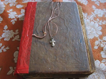 Продам старинную Библию. К ней еще серебряный крестик в подарок. 

Дата выпуск. . фото 2