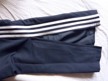 настоящий, фирменный adidas. темно-синего цвета с белыми полосами, два кармана н. . фото 5