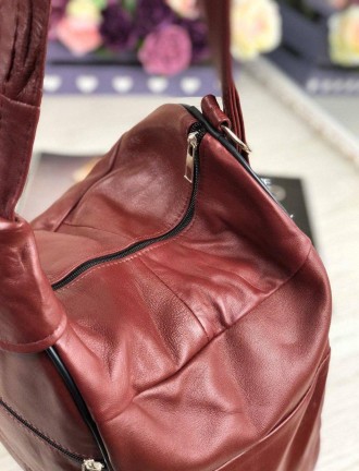 Рюкзак изготовлен из натуральной кожи, закрывается на молнию
Внутри рюкзака один. . фото 4