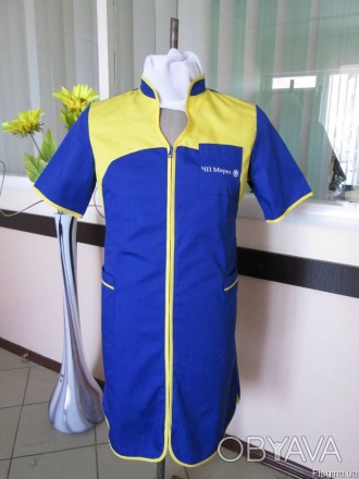 Халат для продавца выполненный в сине-желтом цвете с центральной застежкой на мо. . фото 1