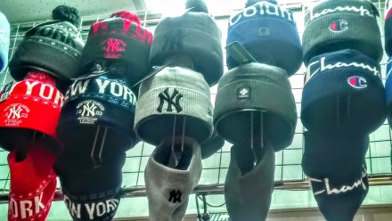 Спортивные шапки модных брендов спорта и моды, шарфы, баффы.
Комплект шапка+баф. . фото 8