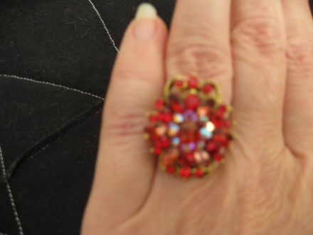 кольцо объемное, с красными ( с радужным переливом) камнями, размер 17, бижутери. . фото 2