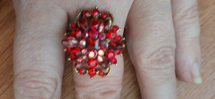 кольцо объемное, с красными ( с радужным переливом) камнями, размер 17, бижутери. . фото 5