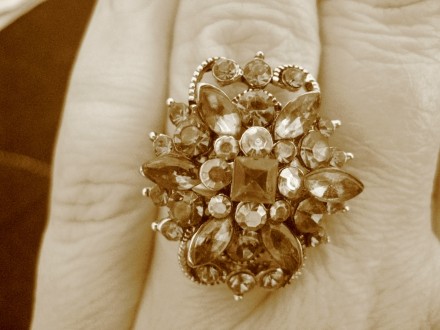 кольцо объемное, с красными ( с радужным переливом) камнями, размер 17, бижутери. . фото 3