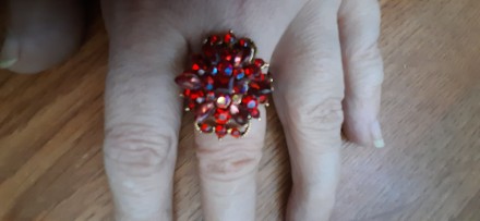 кольцо объемное, с красными ( с радужным переливом) камнями, размер 17, бижутери. . фото 4