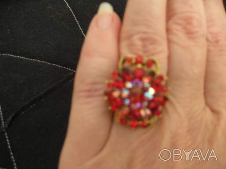кольцо объемное, с красными ( с радужным переливом) камнями, размер 17, бижутери. . фото 1