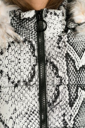 Стильная, модная, тёплая зимняя куртка со змеиным принтом защитит вас от непогод. . фото 9