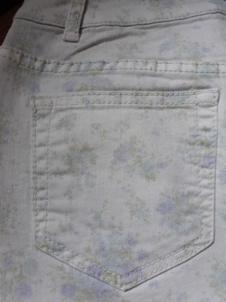 Продам женскую коротенькую джинсовую юбочку в нежном цветочном принте марки AMIS. . фото 8