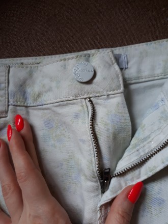 Продам женскую коротенькую джинсовую юбочку в нежном цветочном принте марки AMIS. . фото 11