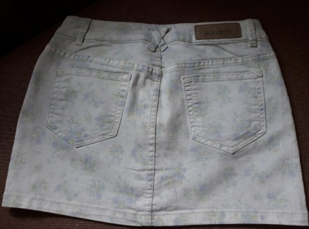 Продам женскую коротенькую джинсовую юбочку в нежном цветочном принте марки AMIS. . фото 5