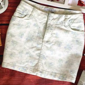 Продам женскую коротенькую джинсовую юбочку в нежном цветочном принте марки AMIS. . фото 2